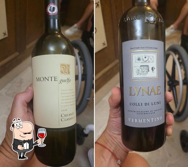 Ordina un bicchiere di vino a Pozzo Divino