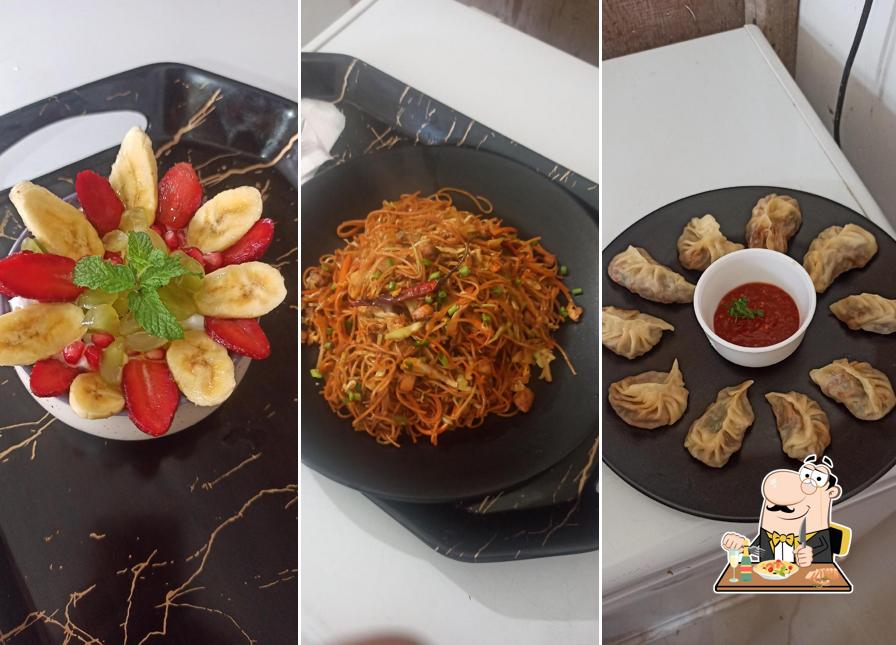 Pad thai at THE MOMMY CAFE