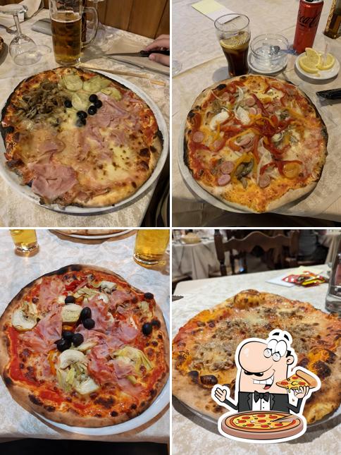 Scegli una pizza a Pizzeria La Barcaccia