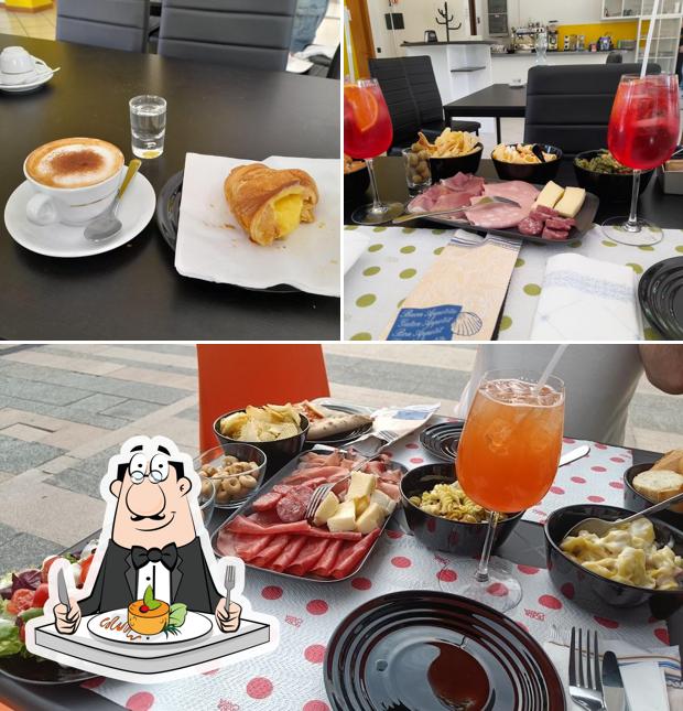 Tra le diverse cose da Mariuccia Bar si possono trovare la cibo e interni