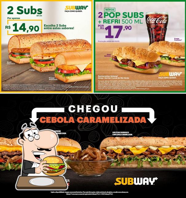 Peça um dos hambúrgueres disponíveis no Subway