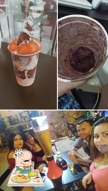 Confira a imagem apresentando comida e interior no Fruit Power Açai