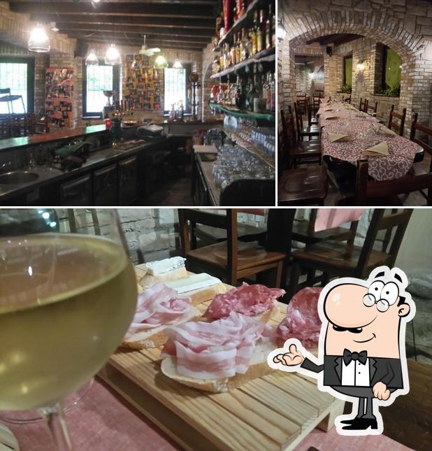 Dai un’occhiata alla foto che presenta la interni e bancone da bar di Antica Risotteria Braceria