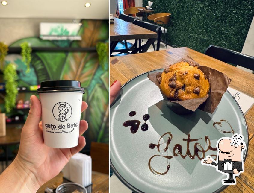 Veja imagens do interior do Café Gato de Botas Comidinhas e Refrescos