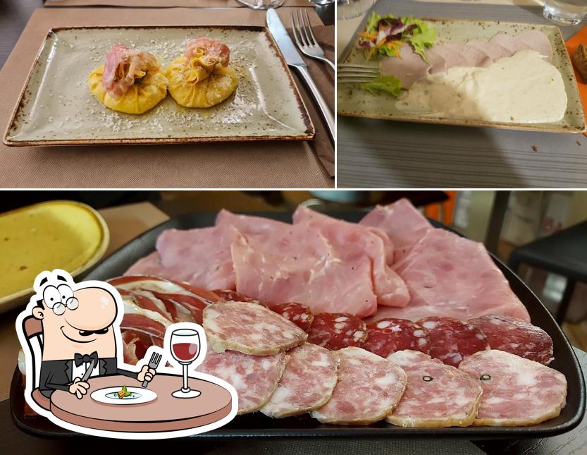 Cibo al Tavoli in Salumeria Moroni