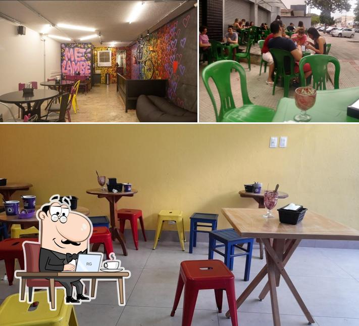 Sente em uma das mesas no Trilhas da Amazônia Planalto - MG / Açaí, Sorvete e Picolés em BH