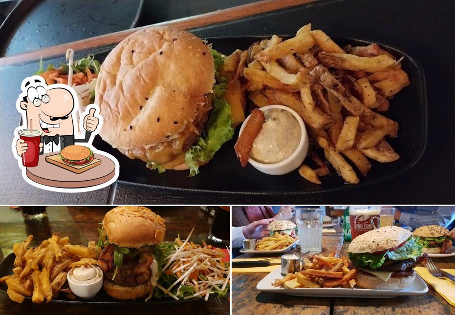 Gustati uno dei tipi di hamburger proposti a Zooburger