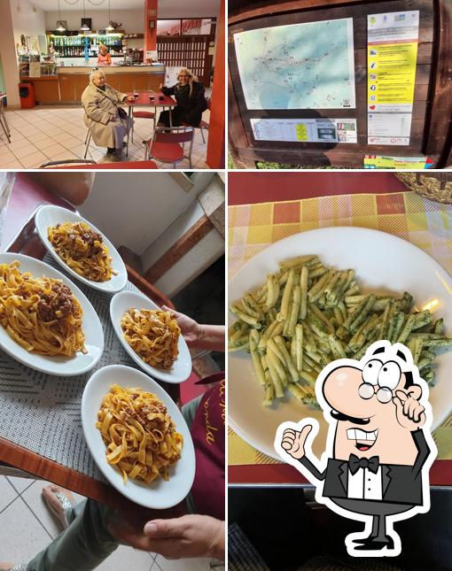 Questa è la immagine che mostra la interni e cibo di Chesini Italo