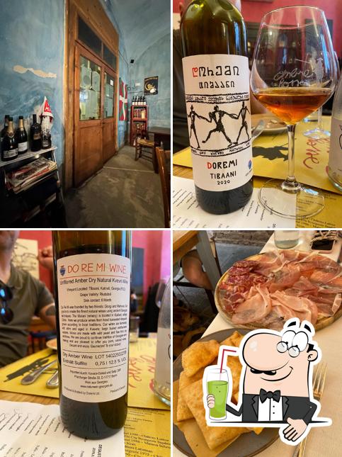 Goditi un drink a Enoteca Ombre Rosse Parma
