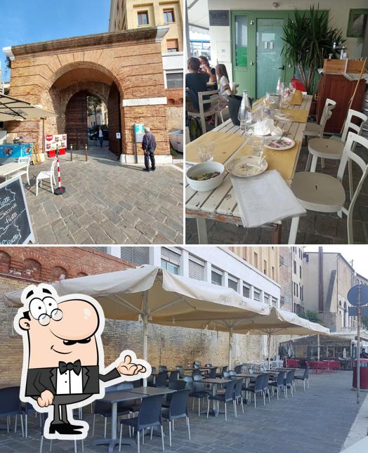 Siediti a un tavolo di Manganelli