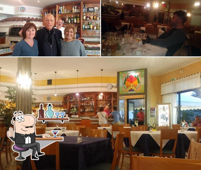 La foto della interni e tavolo da pranzo di Pizzeria Posillipo