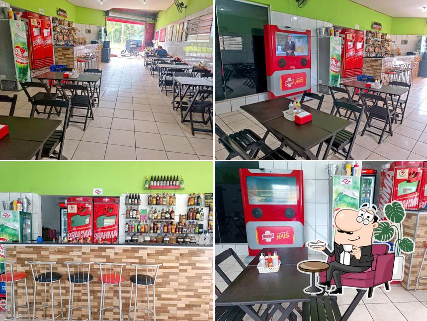Sente em uma das mesas no Bar e Restaurante do Cláudio