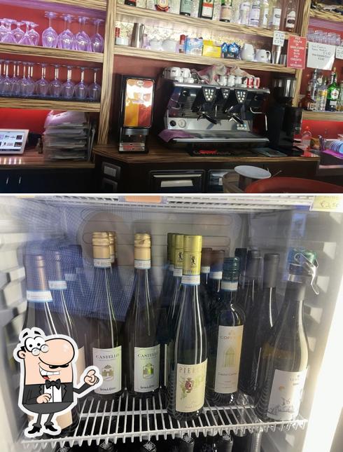 Dai un'occhiata agli interni di Bar al castello