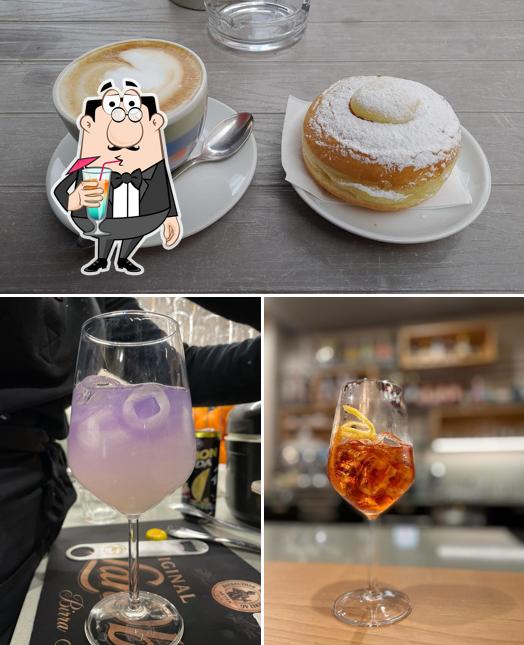 Questa è la immagine che mostra la bevanda e cibo di Bar teatro