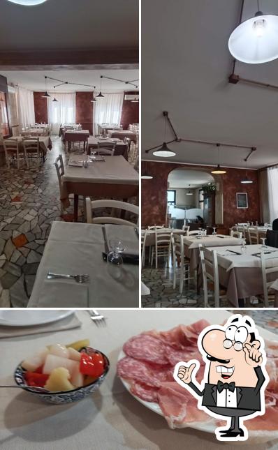 Questa è la immagine che presenta la interni e cibo di Vicentina