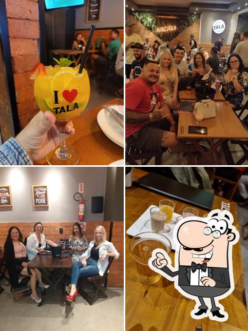 Sente em uma das mesas no Boteco do Tala