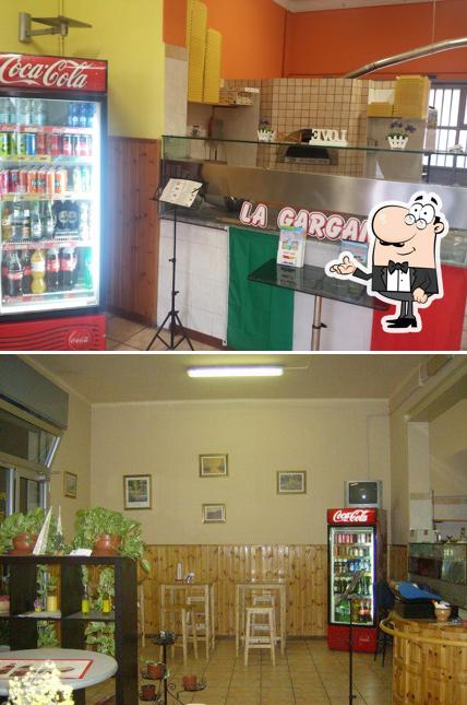 Dai un'occhiata agli interni di Pizzeria La Garganica
