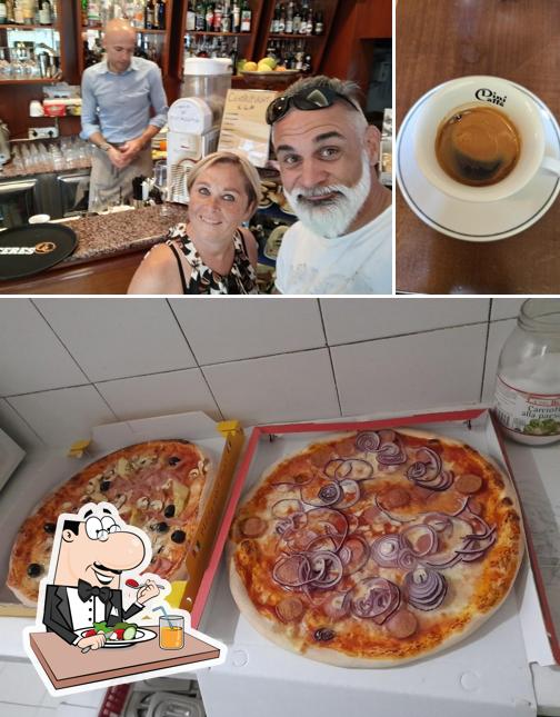 La cibo e interni del ristorante