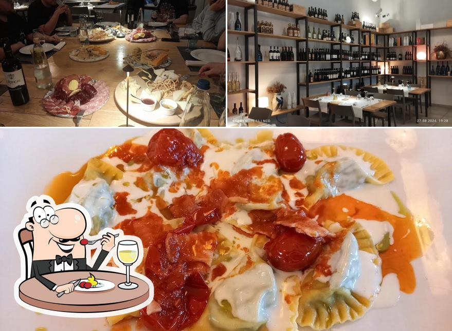 La cibo e interni del ristorante