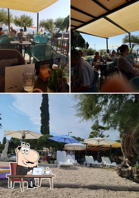 Tra le varie cose da Beach bar Šumica si possono trovare la interni e esterno