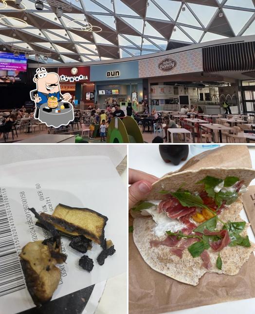 La cibo e interni del ristorante