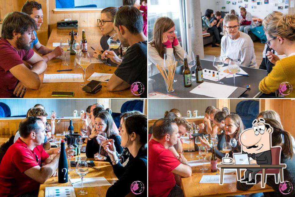 Siediti a un tavolo di Friwine Animations et dégustations de vins à thèmes