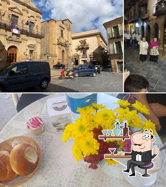 Guarda la foto che presenta la interni e esterno di Caffè del Centro