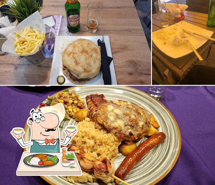 La cibo e tavolo da pranzo del ristorante