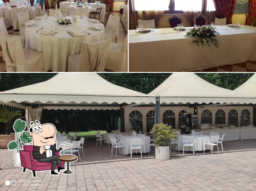 Siediti a un tavolo di Ristorante La Cicala Villa Ferro