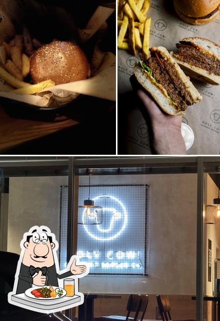 Questa è la immagine che mostra la cibo e interni di Holy Cow! Gourmet Burger Co. ETOY