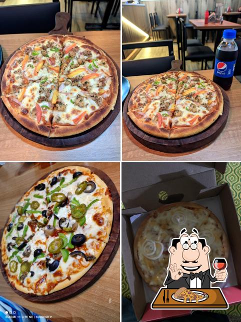 Order pizza at Looco's Pizza Pathiripala