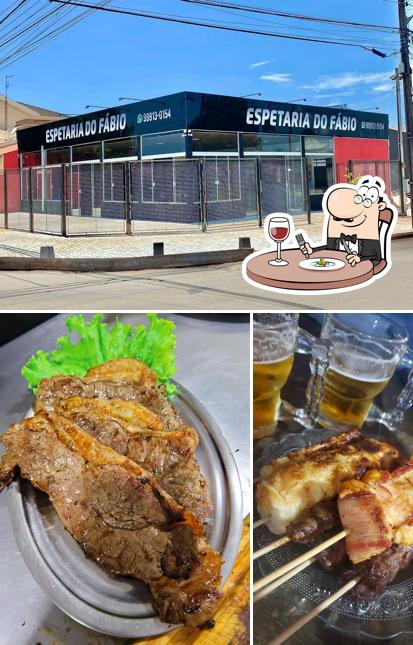 Dê uma olhada a ilustração apresentando comida e exterior no Espetaria do Fábio