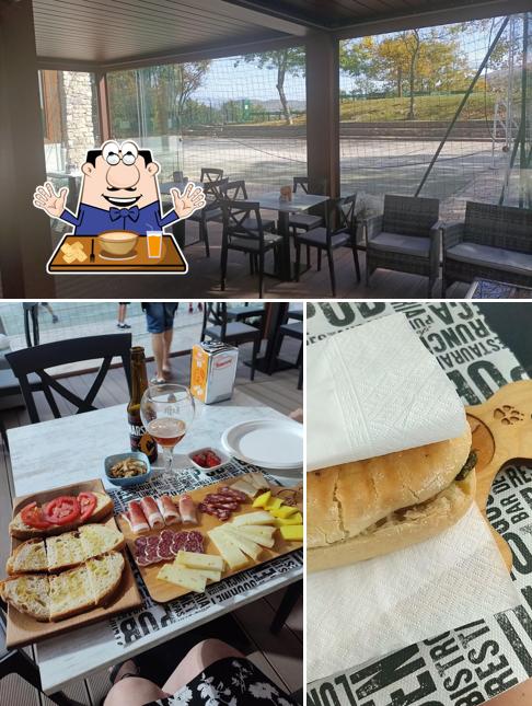 La cibo e interni del ristorante