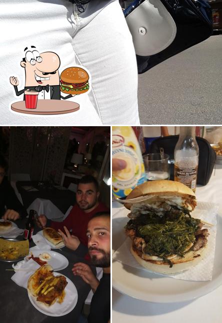 Prenditi un hamburger a Claudio's Pub