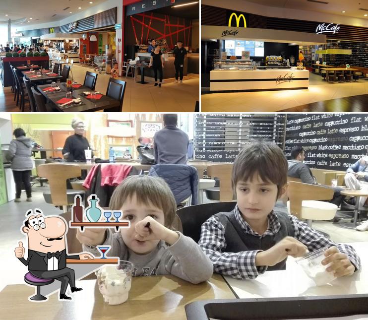 Dai un'occhiata agli interni di McDonald's