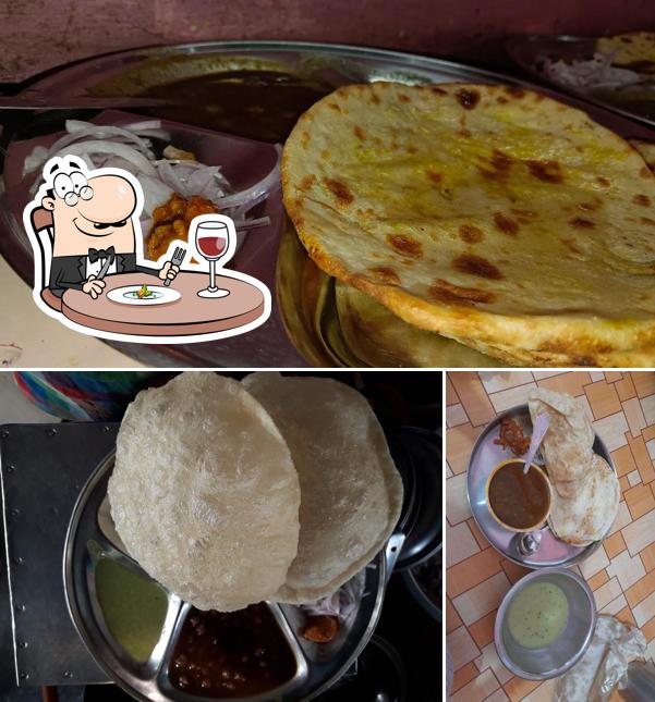 Food at Gupta ji ke chole bhature bhandar