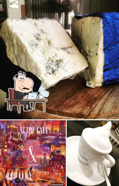 Dai un'occhiata agli interni di Alibi Cafè
