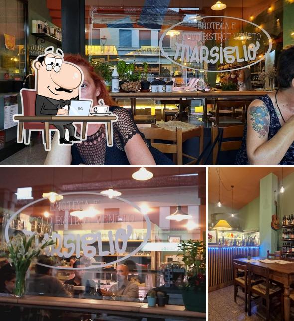 Gli interni di Alimentari Enoteca Marsiglio