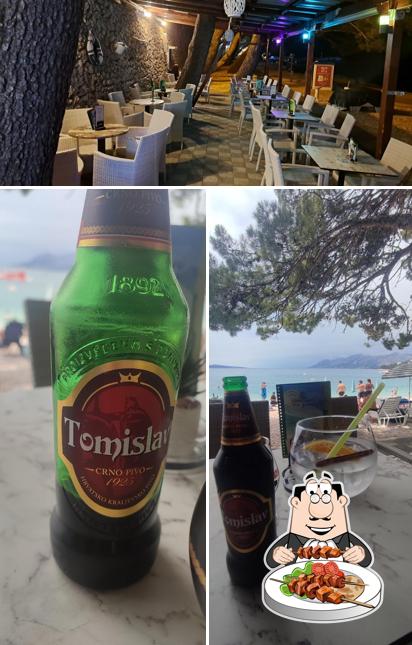 Tra le varie cose da Beach Bar Strong si possono trovare la cibo e interni