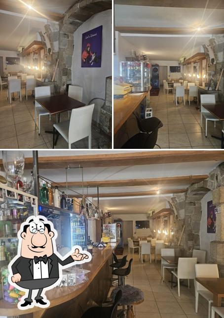 Dai un'occhiata agli interni di Cafe Bar zur Dänälä