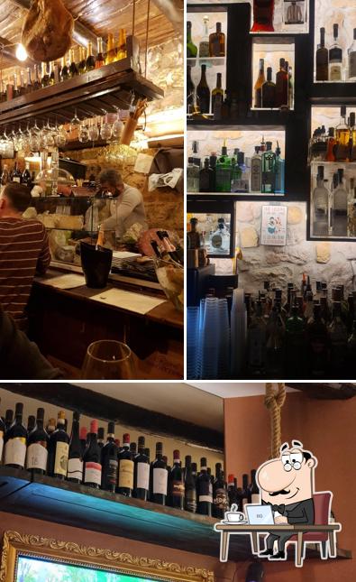 Siediti a un tavolo di H2NO