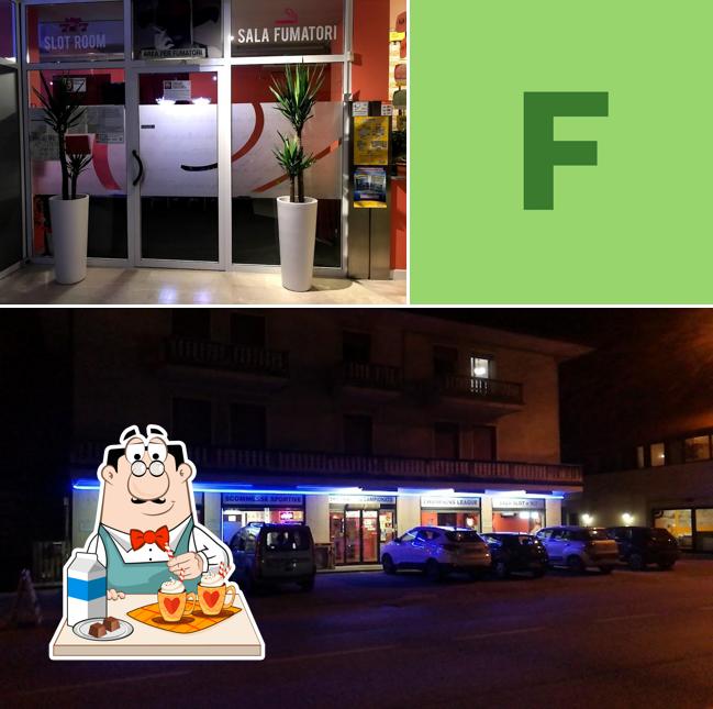 Goditi un drink a Foxin'WINS Sala VLT-SCOMMESSE-BAR