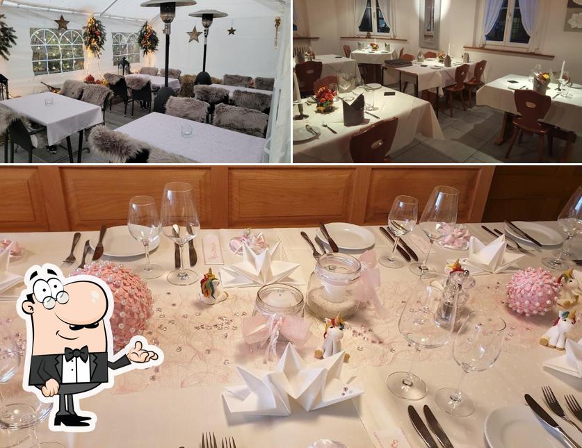 Siediti a un tavolo di Restaurant zur Rose