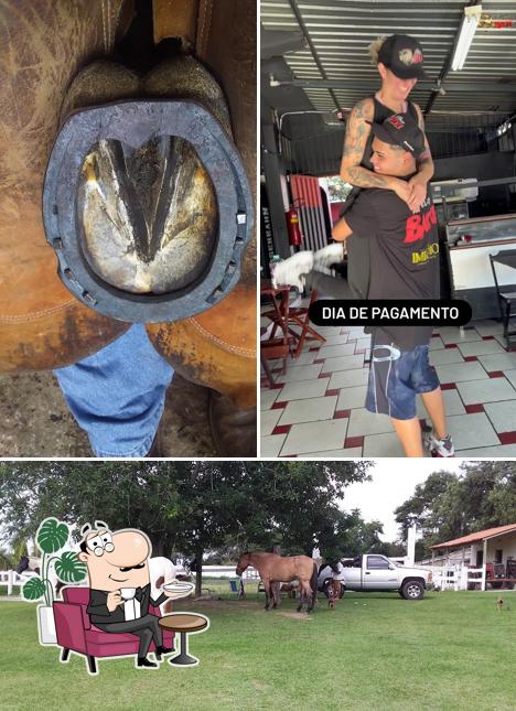 Sente em uma das mesas no Espeto do Bagre