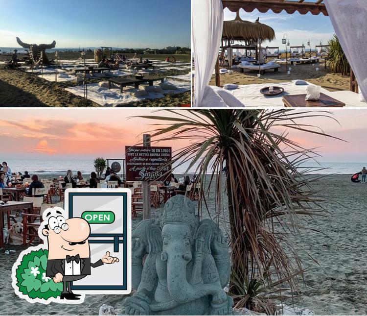 Puoi goderti l'aria fresca da seduto all'esterno di Singita Miracle Beach