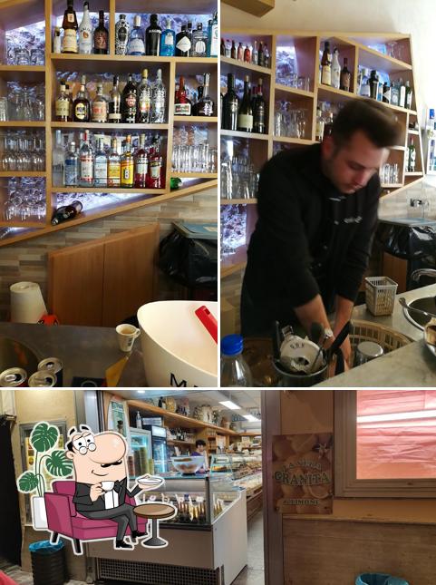 Siediti a un tavolo di Cafè Girasole