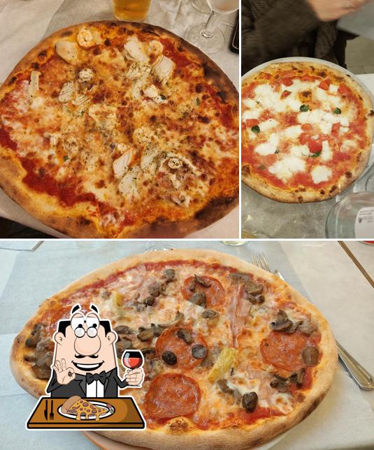 Scegli una pizza a Ristorante Pizzeria Marechiaro