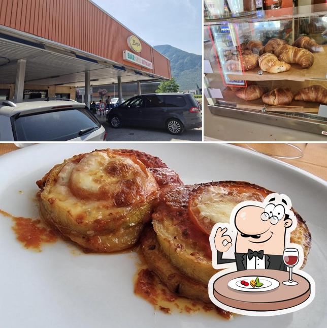 Bar Breso si caratterizza per la cibo e esterno