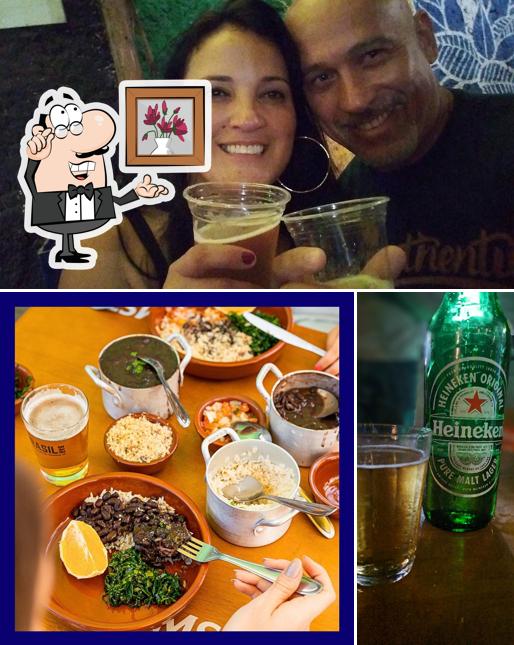 Sente em uma das mesas no Brasil Bar - Campinas