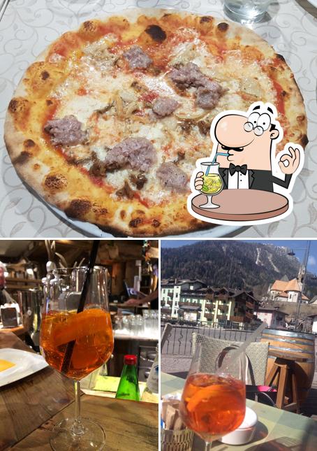 La immagine della bevanda e pizza di Kusk